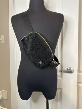 Lulu Lemon Teddy bear Everywhere belt cross body belt bag gold buckle chic A0129